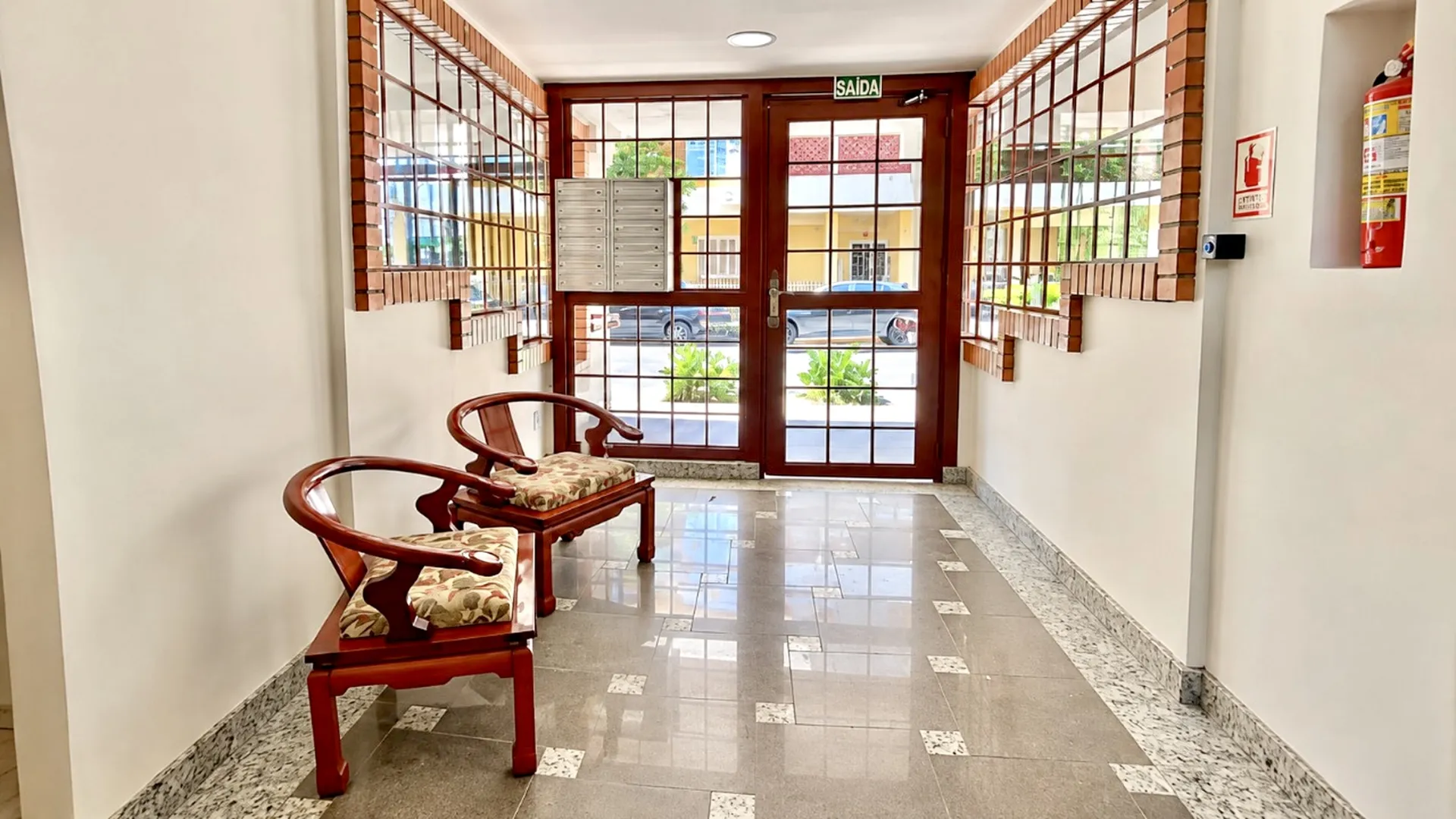 R$ 392.000 - APARTAMENTO DE FRENTE - REFORMADO - 73M2 - 2 DORM - DEPEND&Ecirc;NCIA - 1 VAGA  Porto Alegre - 