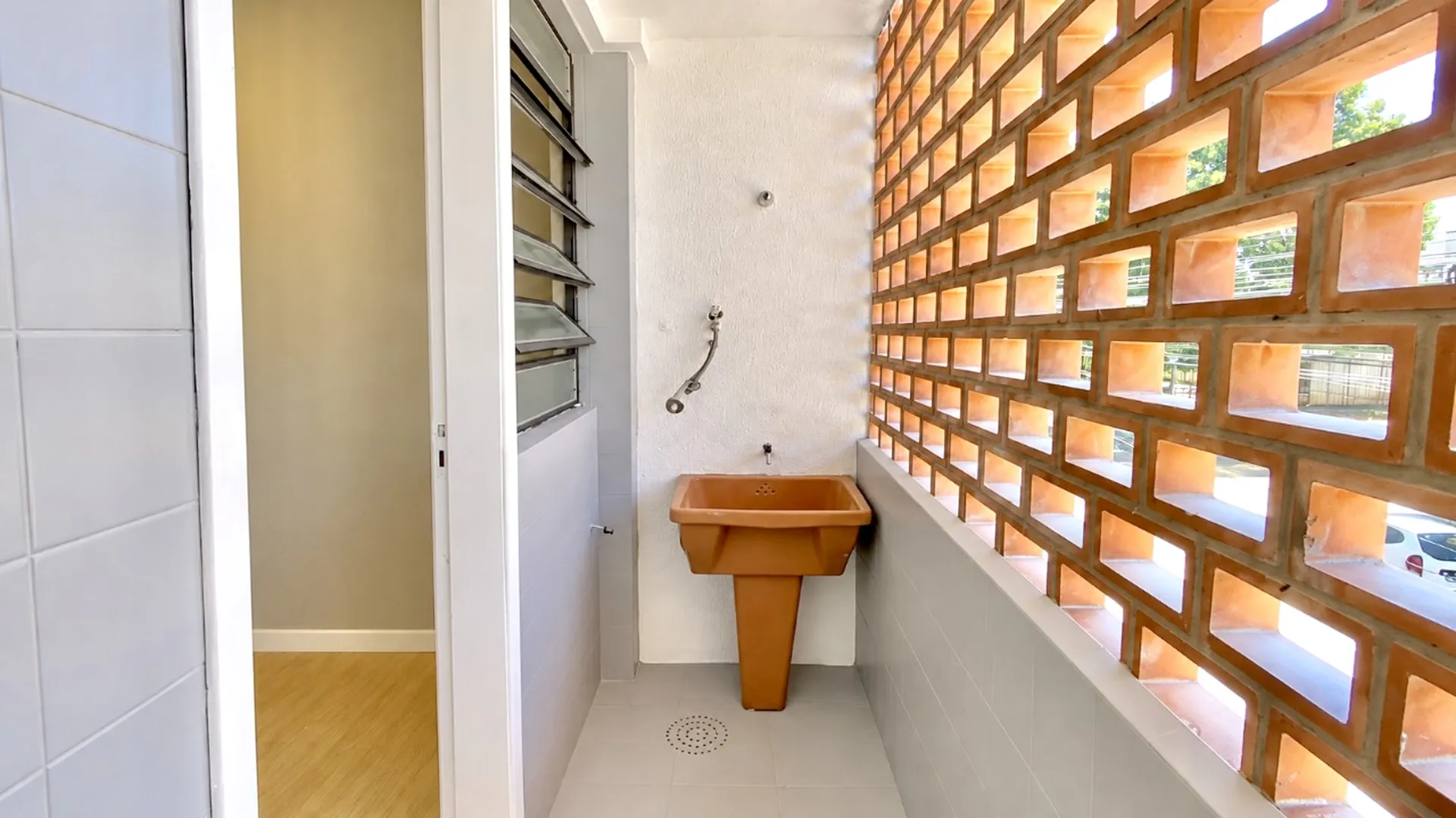 R$ 392.000 - APARTAMENTO DE FRENTE - REFORMADO - 73M2 - 2 DORM - DEPEND&Ecirc;NCIA - 1 VAGA  Porto Alegre - 