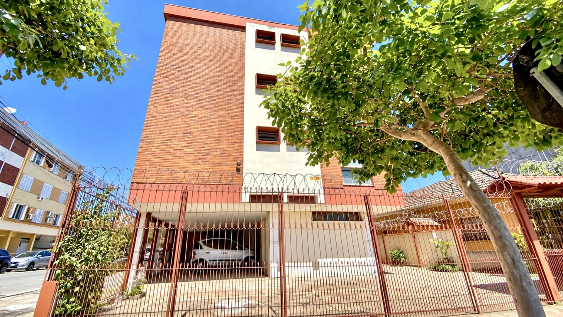R$ 392.000 - APARTAMENTO DE FRENTE - REFORMADO - 73M2 - 2 DORM - DEPEND&Ecirc;NCIA - 1 VAGA  Porto Alegre - 