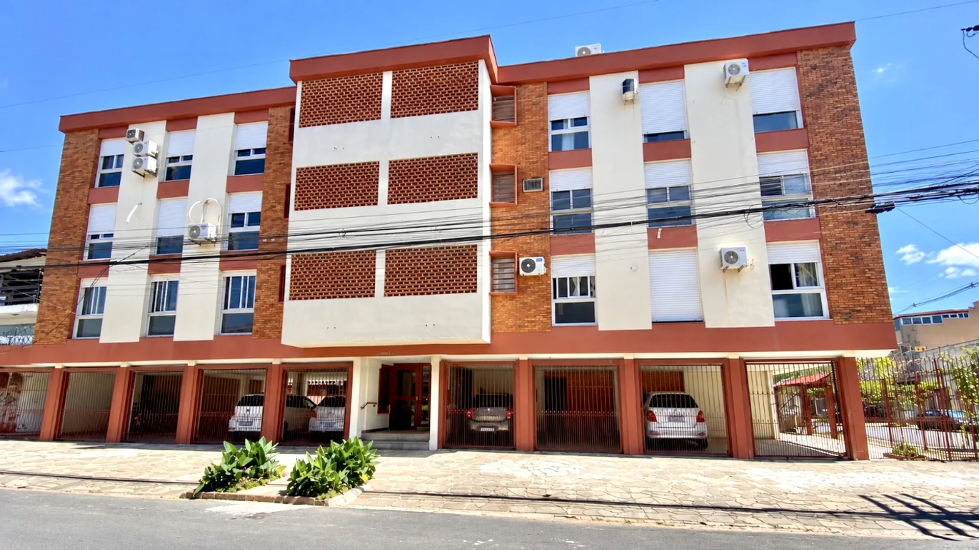 R$ 392.000 - APARTAMENTO DE FRENTE - REFORMADO - 73M2 - 2 DORM - DEPEND&Ecirc;NCIA - 1 VAGA  Porto Alegre - 