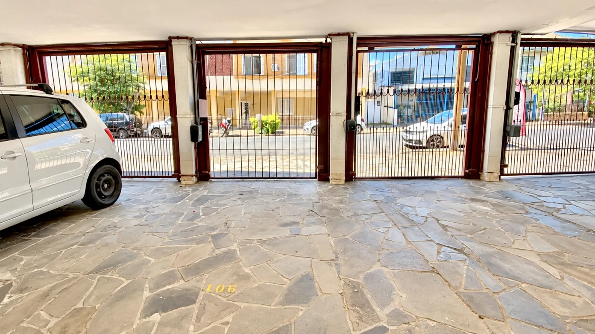 R$ 392.000 - APARTAMENTO DE FRENTE - REFORMADO - 73M2 - 2 DORM - DEPEND&Ecirc;NCIA - 1 VAGA  Porto Alegre - 