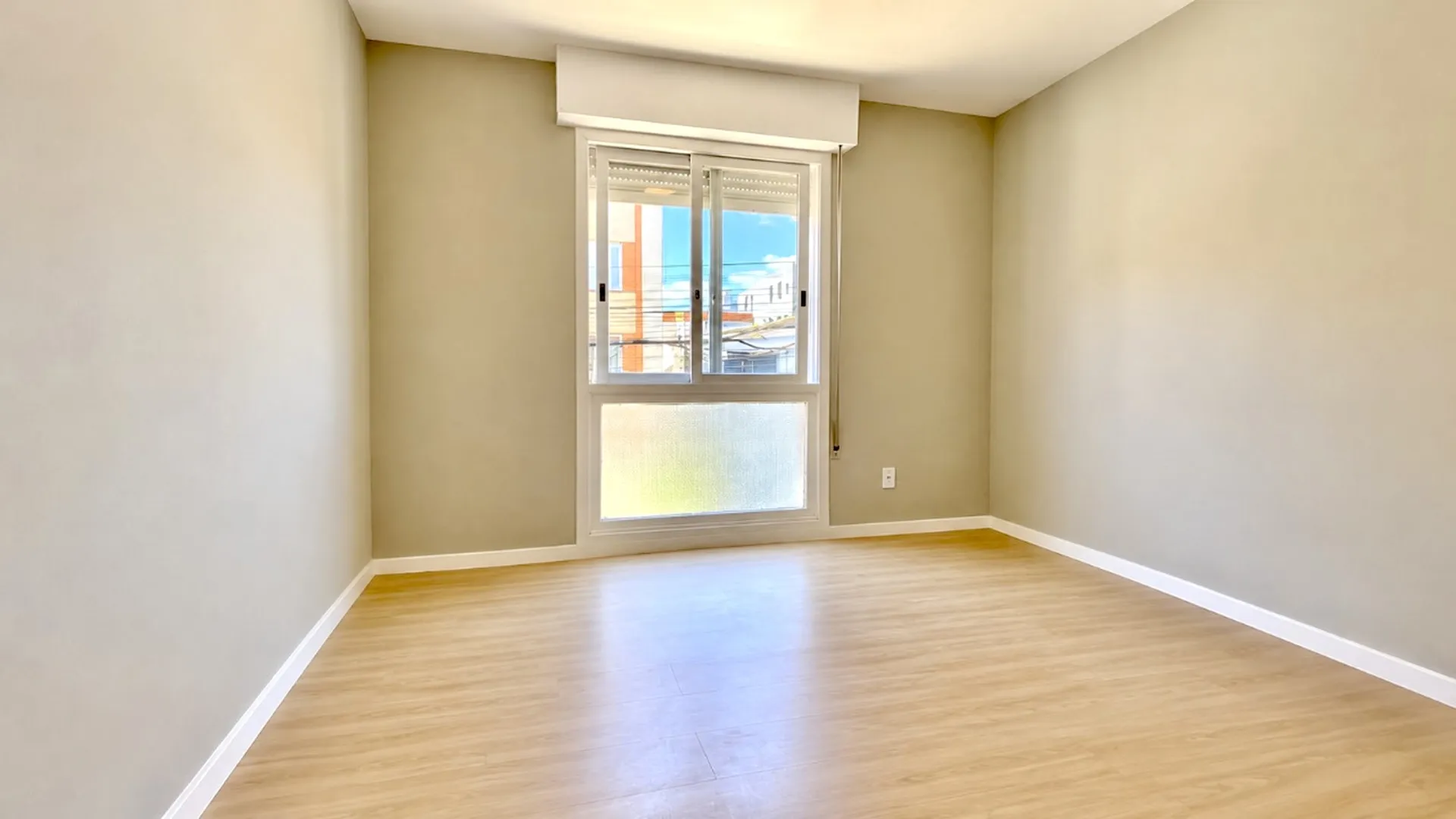 R$ 392.000 - APARTAMENTO DE FRENTE - REFORMADO - 73M2 - 2 DORM - DEPEND&Ecirc;NCIA - 1 VAGA  Porto Alegre - 