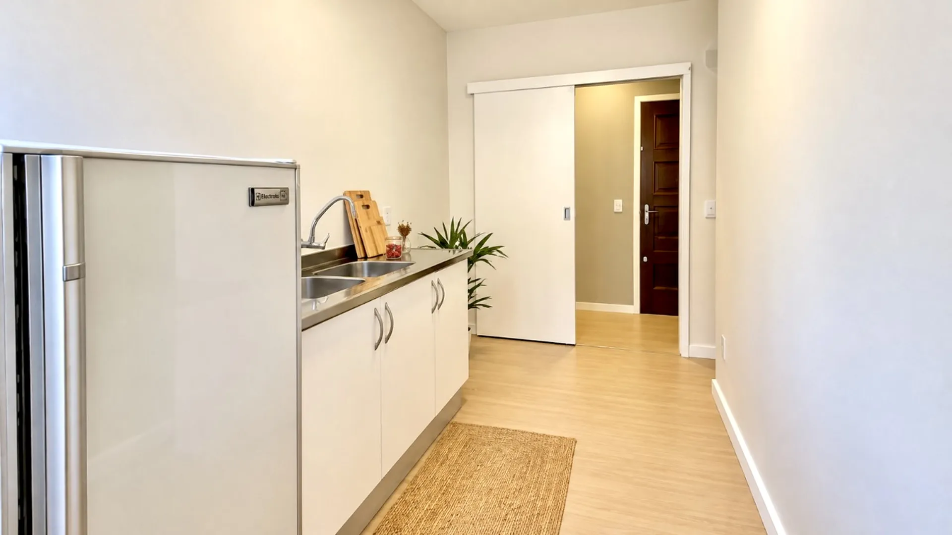 R$ 392.000 - APARTAMENTO DE FRENTE - REFORMADO - 73M2 - 2 DORM - DEPEND&Ecirc;NCIA - 1 VAGA  Porto Alegre - 