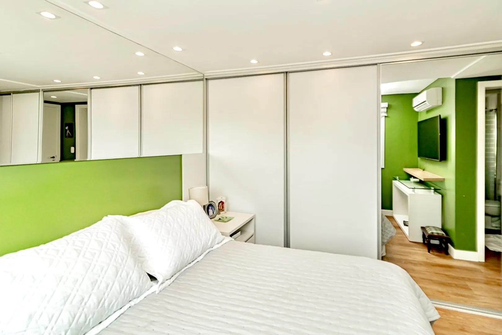 R$ 712.000 - EXCELENTE APARTAMENTO - 89M2 - 2 DORM - 2 SU&Iacute;TES - 2 VAGAS  Porto Alegre - 