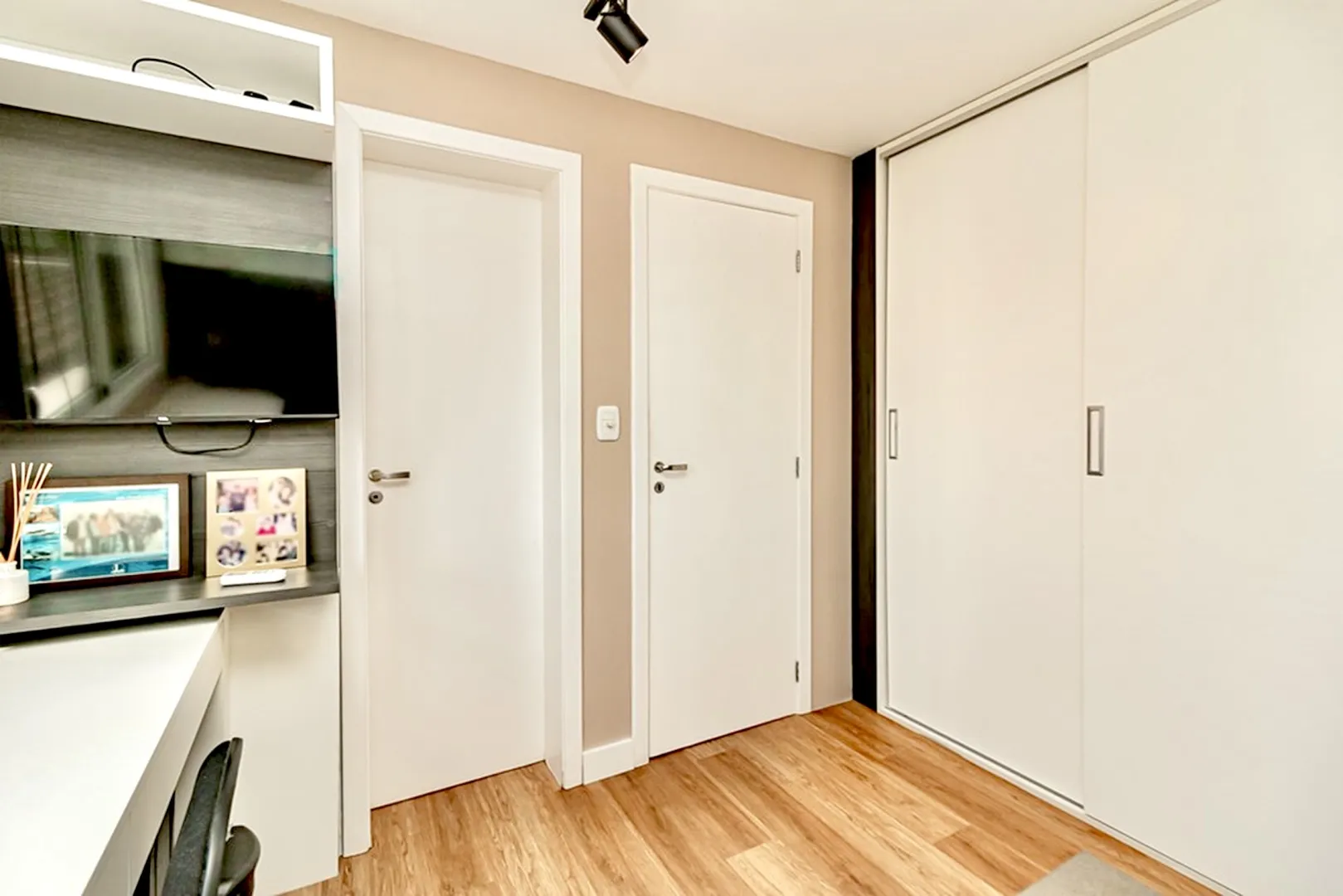 R$ 712.000 - EXCELENTE APARTAMENTO - 89M2 - 2 DORM - 2 SU&Iacute;TES - 2 VAGAS  Porto Alegre - 