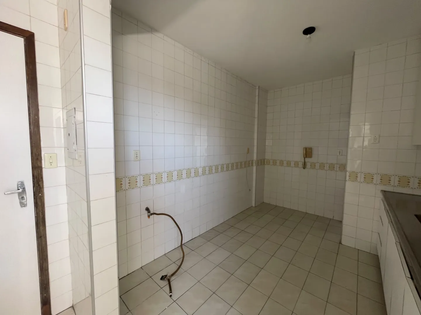 APARTAMENTO 3 QUARTOS SU&Iacute;TE ARM&Aacute;RIOS 2 GARAGENS LOCA&Ccedil;&Atilde;O JARDIM APIPEMA ONDINA Rua Desembargador Demétrio Tourinho Salvador - 