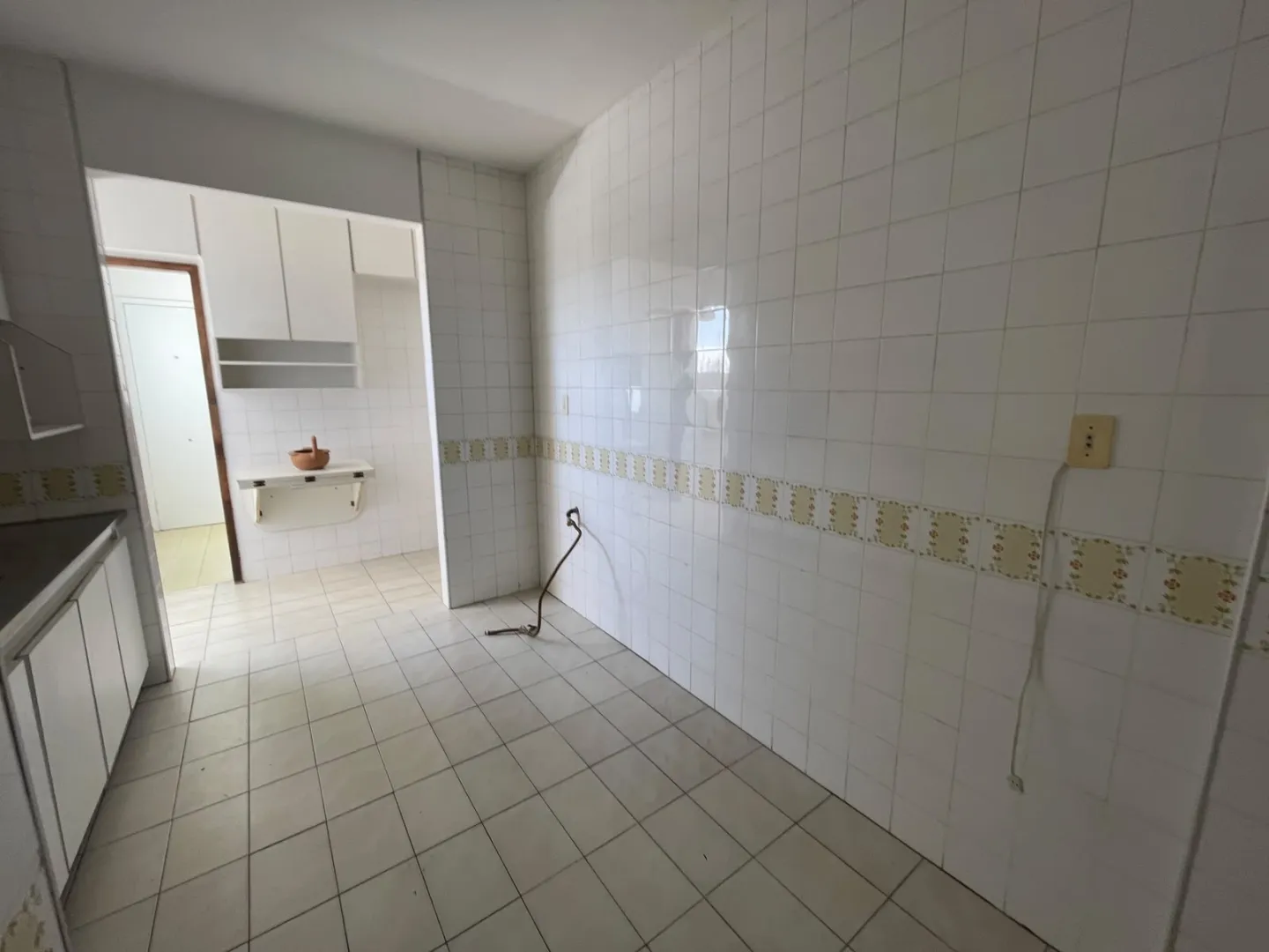 APARTAMENTO 3 QUARTOS SU&Iacute;TE ARM&Aacute;RIOS 2 GARAGENS LOCA&Ccedil;&Atilde;O JARDIM APIPEMA ONDINA Rua Desembargador Demétrio Tourinho Salvador - 