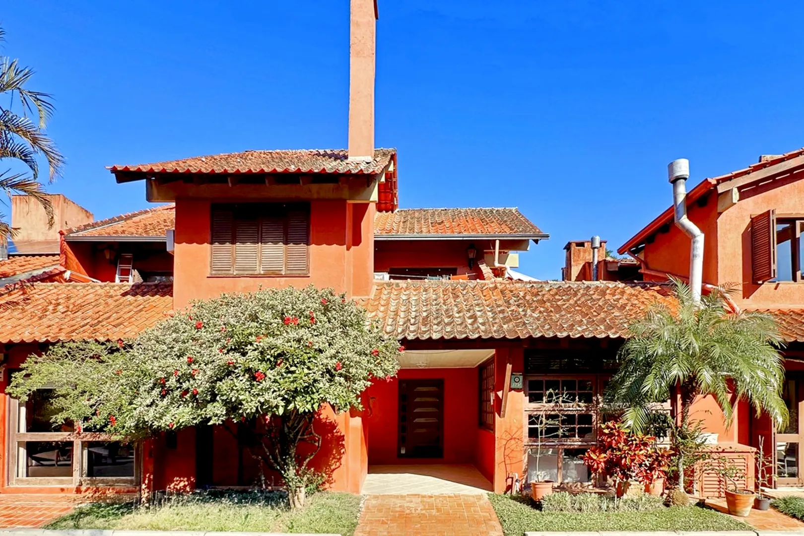 R$ 620.000 - BELA E ACONCHEGANTE - CASA EM CONDOM&Iacute;NIO - 176M2 - 3 DORM - SU&Iacute;TE - 2 VAGAS Rua Ladislau Neto Porto Alegre - 