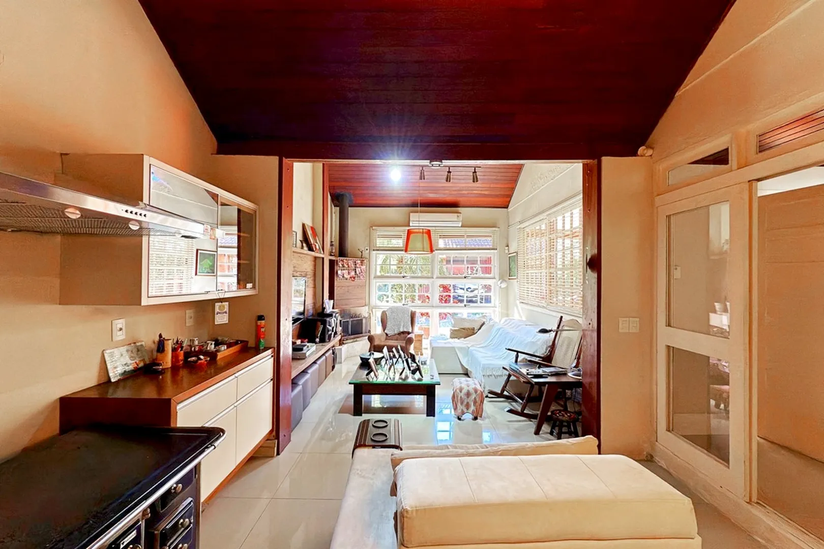 R$ 620.000 - BELA E ACONCHEGANTE - CASA EM CONDOM&Iacute;NIO - 176M2 - 3 DORM - SU&Iacute;TE - 2 VAGAS Rua Ladislau Neto Porto Alegre - 
