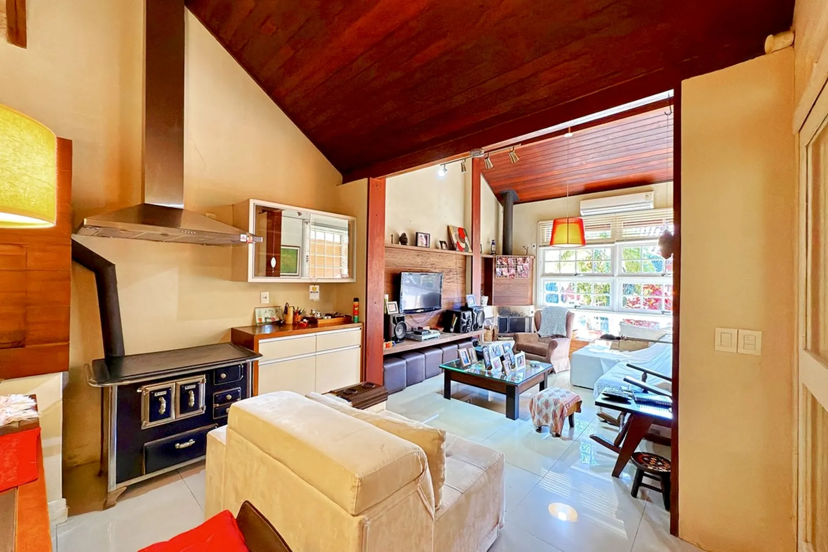 R$ 620.000 - BELA E ACONCHEGANTE - CASA EM CONDOM&Iacute;NIO - 176M2 - 3 DORM - SU&Iacute;TE - 2 VAGAS Rua Ladislau Neto Porto Alegre - 