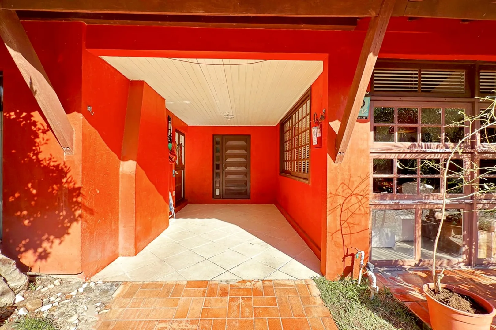R$ 620.000 - BELA E ACONCHEGANTE - CASA EM CONDOM&Iacute;NIO - 176M2 - 3 DORM - SU&Iacute;TE - 2 VAGAS Rua Ladislau Neto Porto Alegre - 