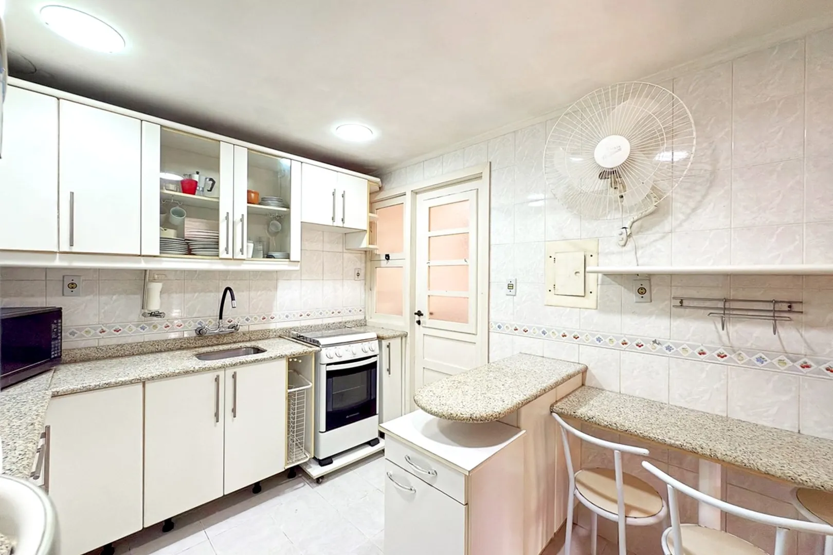 R$ 620.000 - BELA E ACONCHEGANTE - CASA EM CONDOM&Iacute;NIO - 176M2 - 3 DORM - SU&Iacute;TE - 2 VAGAS Rua Ladislau Neto Porto Alegre - 