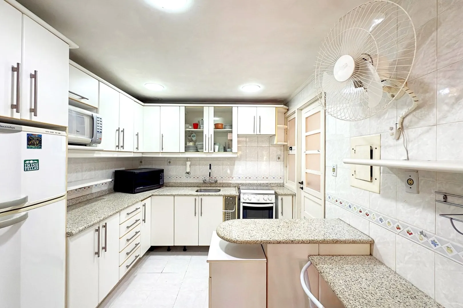 R$ 620.000 - BELA E ACONCHEGANTE - CASA EM CONDOM&Iacute;NIO - 176M2 - 3 DORM - SU&Iacute;TE - 2 VAGAS Rua Ladislau Neto Porto Alegre - 