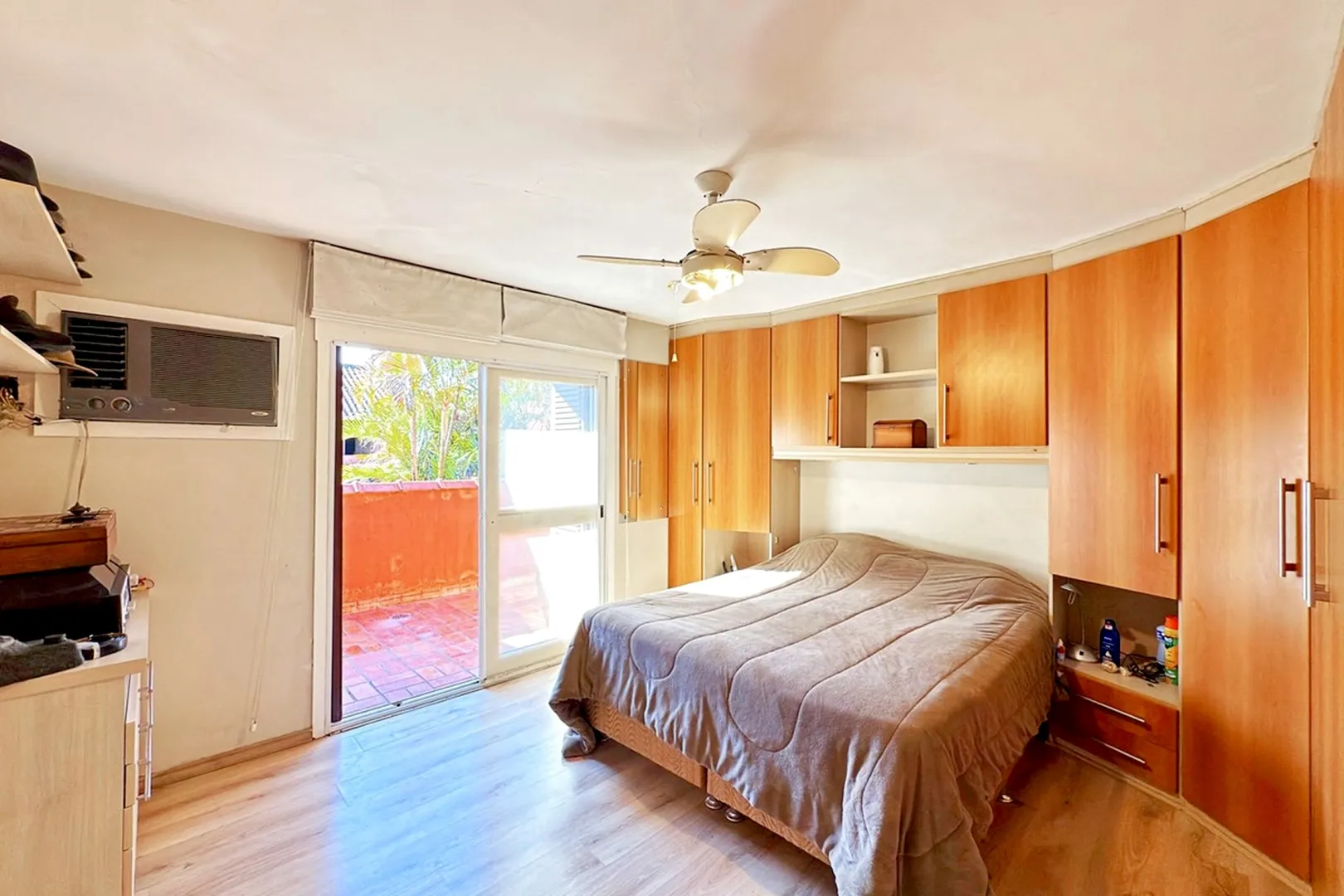 R$ 620.000 - BELA E ACONCHEGANTE - CASA EM CONDOM&Iacute;NIO - 176M2 - 3 DORM - SU&Iacute;TE - 2 VAGAS Rua Ladislau Neto Porto Alegre - 