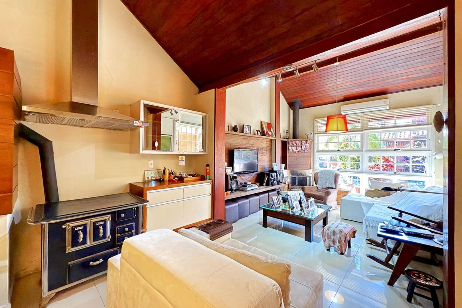 R$ 620.000 - BELA E ACONCHEGANTE - CASA EM CONDOM&Iacute;NIO - 176M2 - 3 DORM - SU&Iacute;TE - 2 VAGAS Rua Ladislau Neto Porto Alegre - 