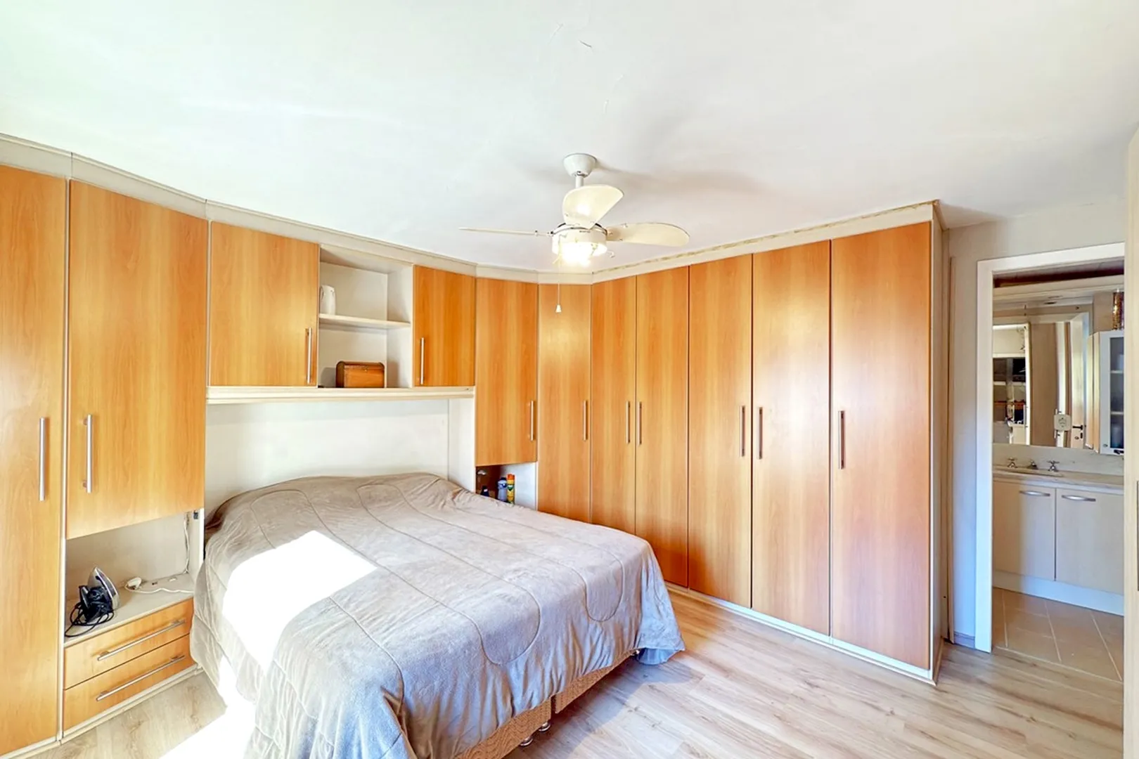 R$ 620.000 - BELA E ACONCHEGANTE - CASA EM CONDOM&Iacute;NIO - 176M2 - 3 DORM - SU&Iacute;TE - 2 VAGAS Rua Ladislau Neto Porto Alegre - 