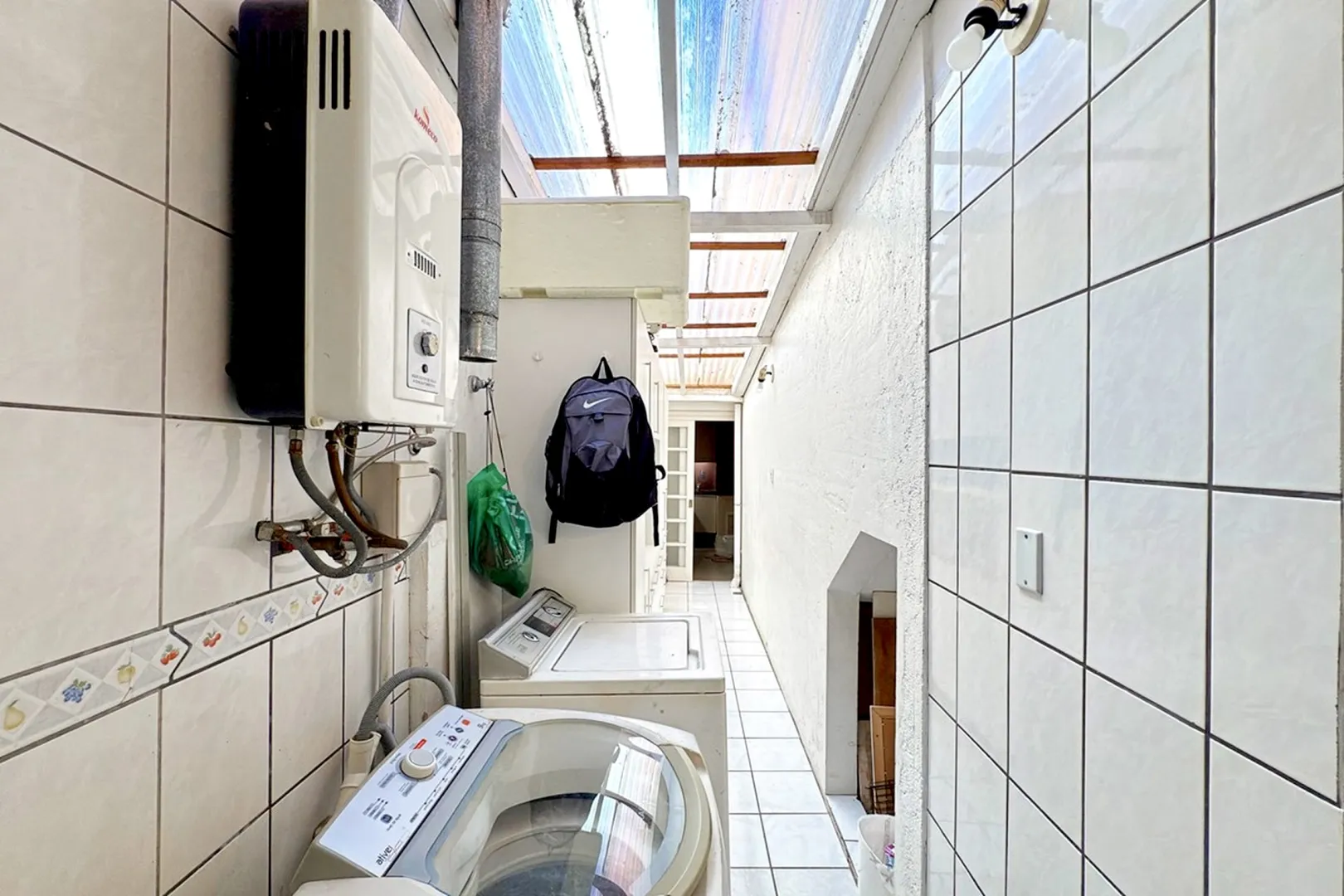 R$ 620.000 - BELA E ACONCHEGANTE - CASA EM CONDOM&Iacute;NIO - 176M2 - 3 DORM - SU&Iacute;TE - 2 VAGAS Rua Ladislau Neto Porto Alegre - 
