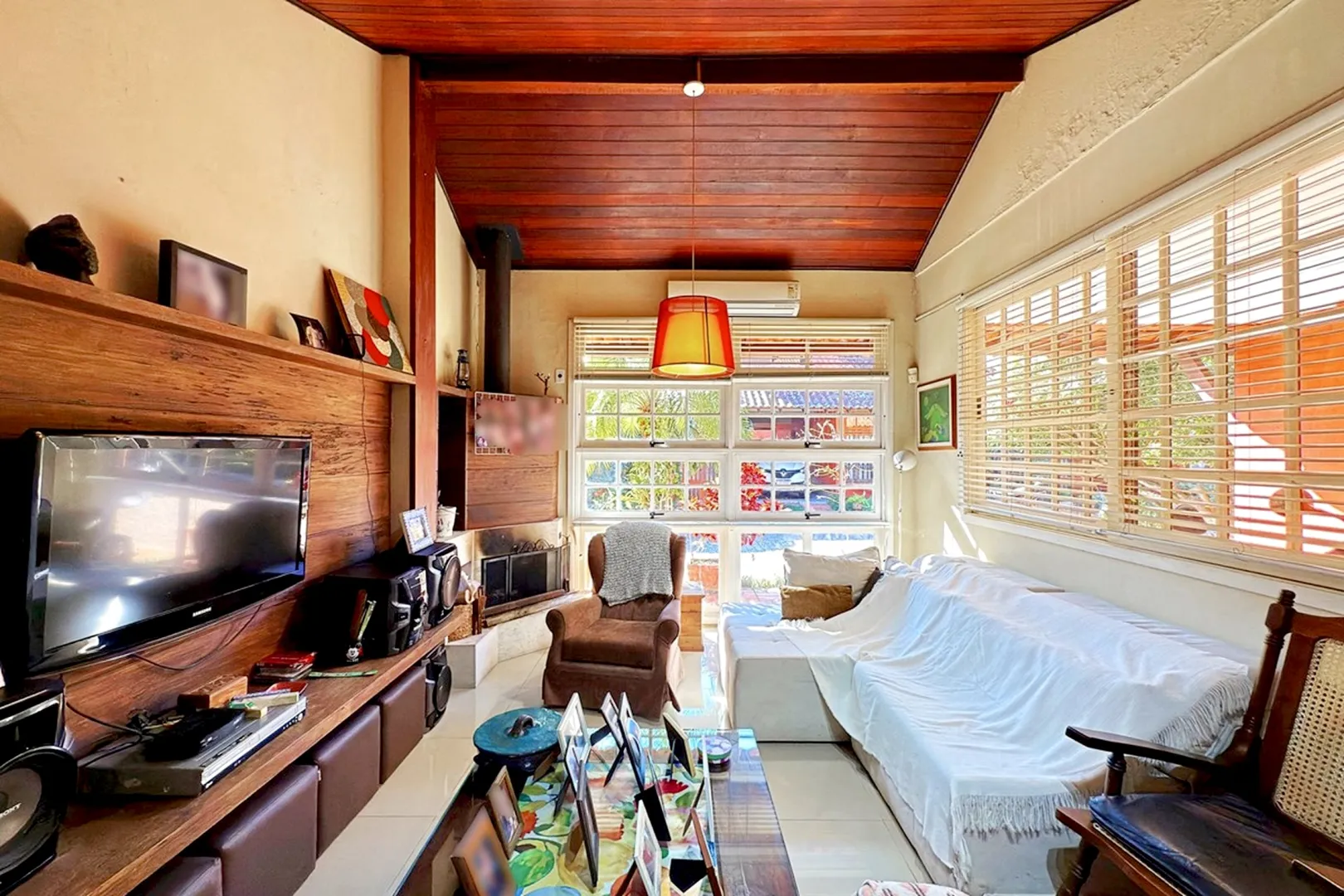 R$ 620.000 - BELA E ACONCHEGANTE - CASA EM CONDOM&Iacute;NIO - 176M2 - 3 DORM - SU&Iacute;TE - 2 VAGAS Rua Ladislau Neto Porto Alegre - 