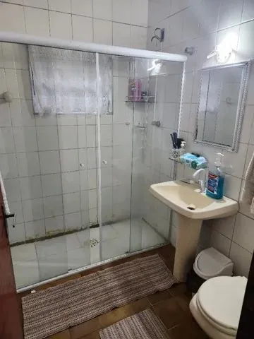 CASA COM 5 DORMIT&Oacute;RIOS, ED&Iacute;CULA E 4 VAGAS &ndash; AVIA&Ccedil;&Atilde;O &ndash; PRAIA GRANDE/SP Avenida Carlos Martiniano de Andrade Praia Grande - 