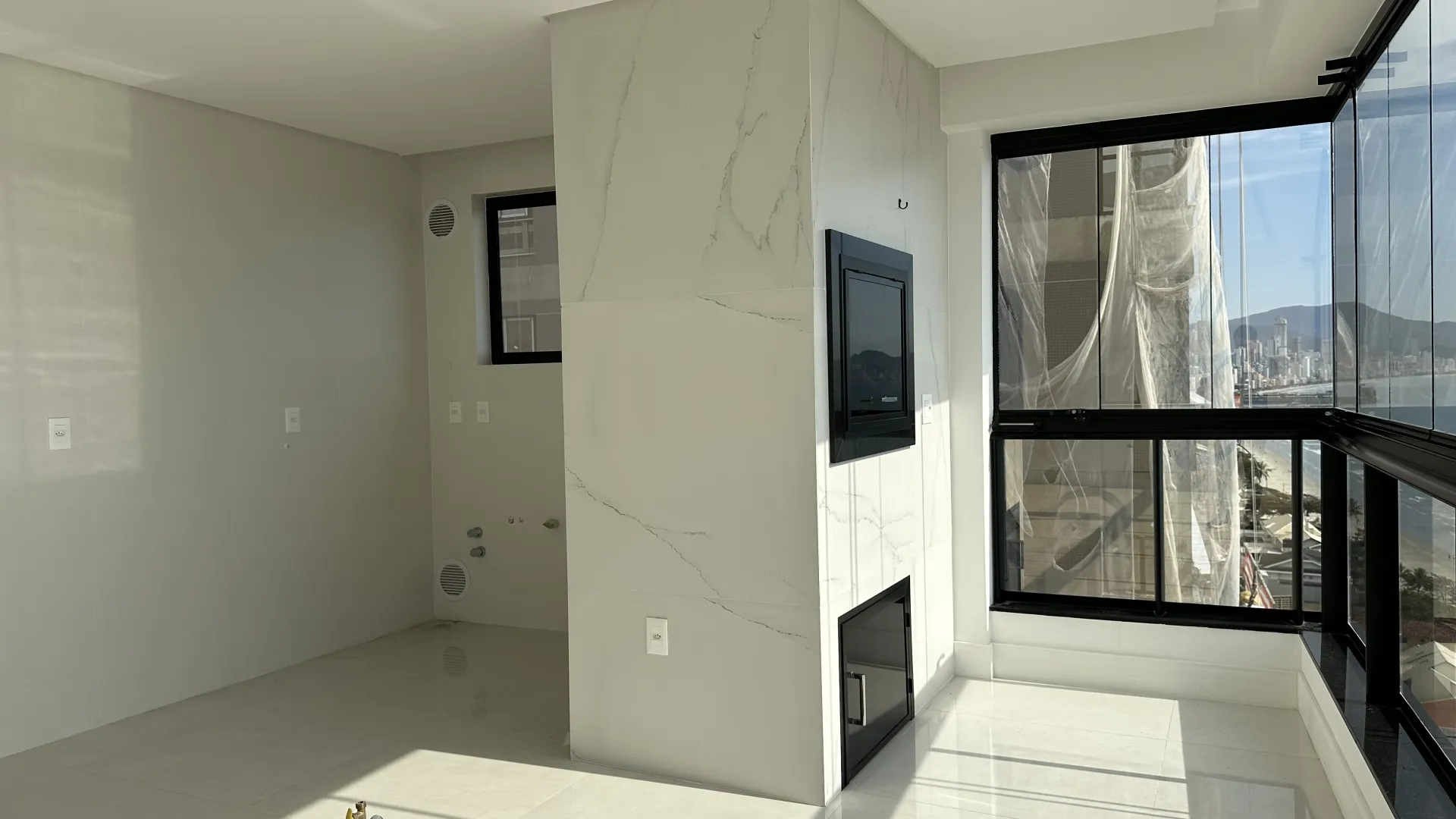 Residencial Torri di Mare | Cobertura, 4 Su&iacute;tes, 3 Vagas e Vista Panor&acirc;mica em Porto Belo Avenida Senador Atílio Fontana Porto Belo - 