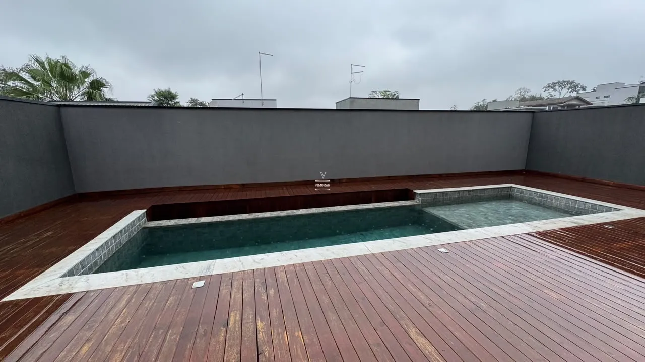 Sobrado em condom&iacute;nio 4 su&iacute;tes + 6 vagas de garagem  Arujá - 