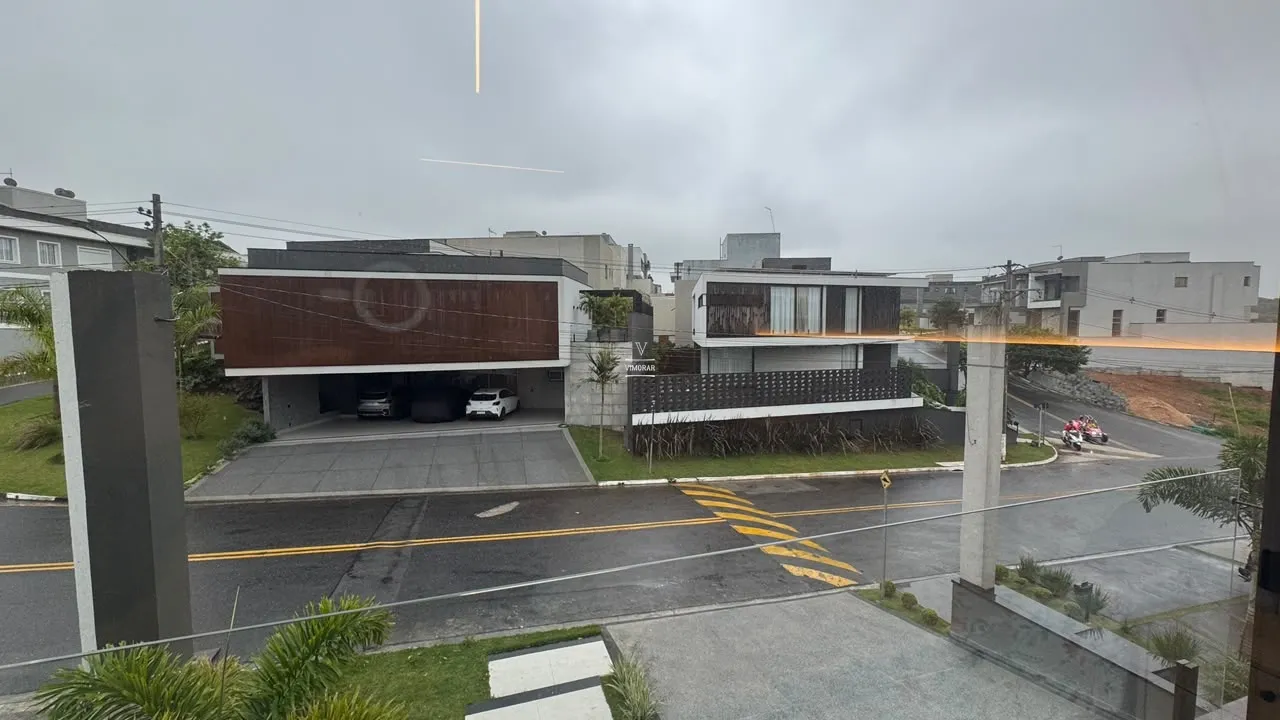 Sobrado em condom&iacute;nio 4 su&iacute;tes + 6 vagas de garagem  Arujá - 