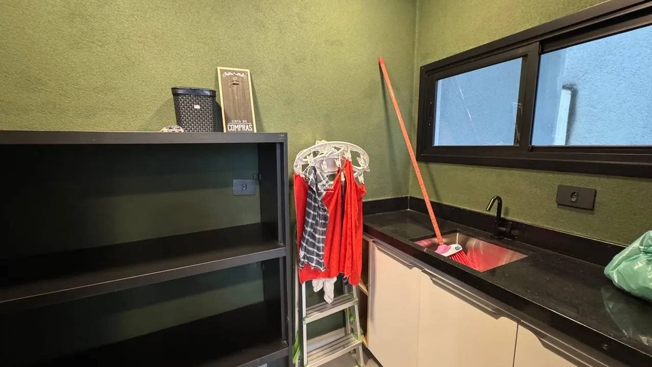 Sobrado em condom&iacute;nio 4 su&iacute;tes + 6 vagas de garagem  Arujá - 