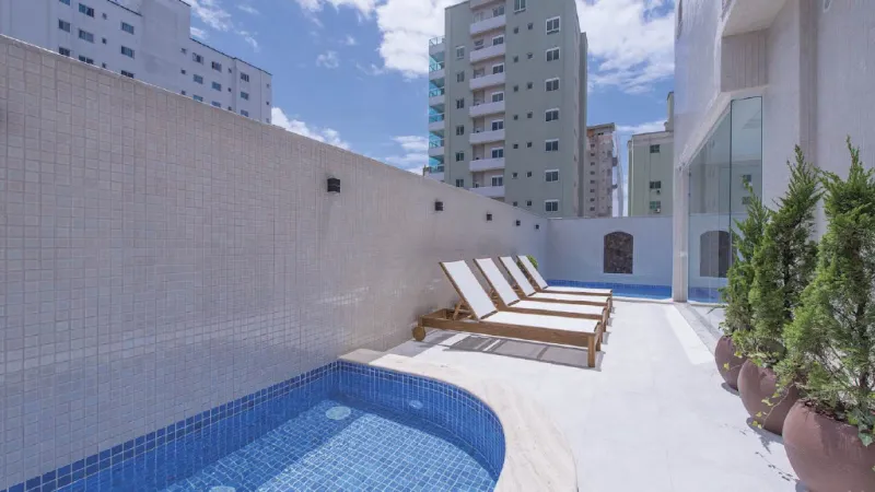 Rosas de Provence | Cobertura Duplex Quadra Mar com 4 Su&iacute;tes &agrave; Venda em Meia Praia Rua 301 Itapema - 