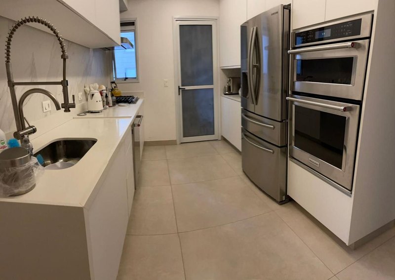 Apartamento  144m²  3 quartos 3 suites   5 banheiros 3 suítes  3 vagas Rua Morais de Barros  São Paulo - 