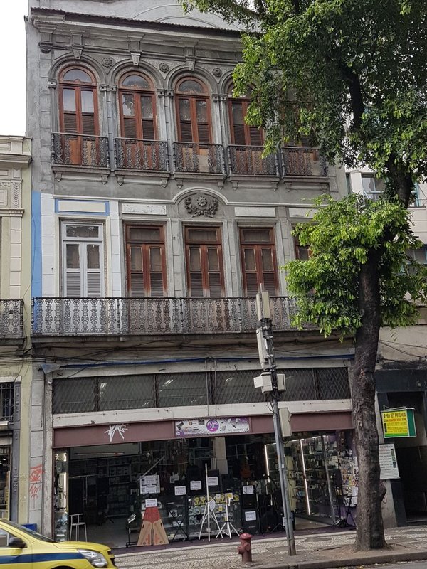 Um prédio que é patrimônio histórico para fazer parte da sua história Rua da Carioca Rio de Janeiro - 