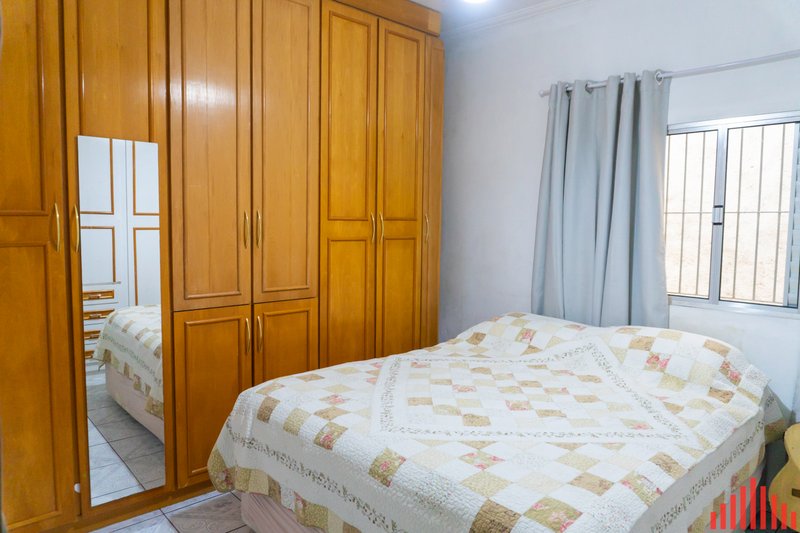 Casa à venda com 70m², 2 dormitórios, 01 banheiro e 01 vaga de garagem Rua Abagiba São Paulo - 