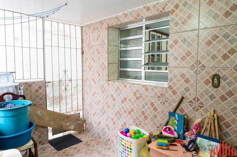 Casa à venda com 70m², 2 dormitórios, 01 banheiro e 01 vaga de garagem Rua Abagiba São Paulo - 
