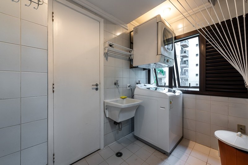 2 vagas + depósito, sala para 3 ambientes, 3 suítes, lavabo 150m² Rua André Fernandes São Paulo - 