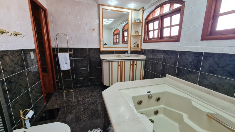 3 quartos  (1 suíte) 300 m²  4 vagas  4 banheiros Rua Augusto Goulart São Paulo - 