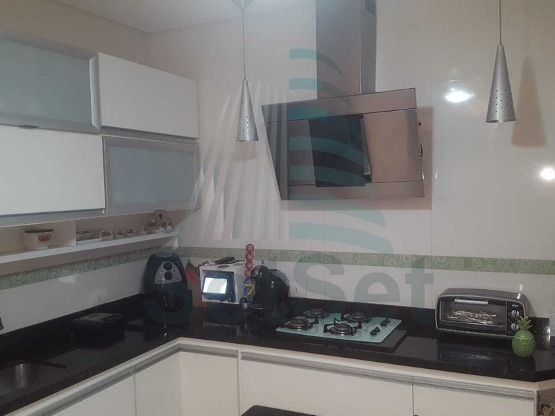 Sobrado com 4 dormitórios sendo 4 suítes para Locação - Guarujá - 