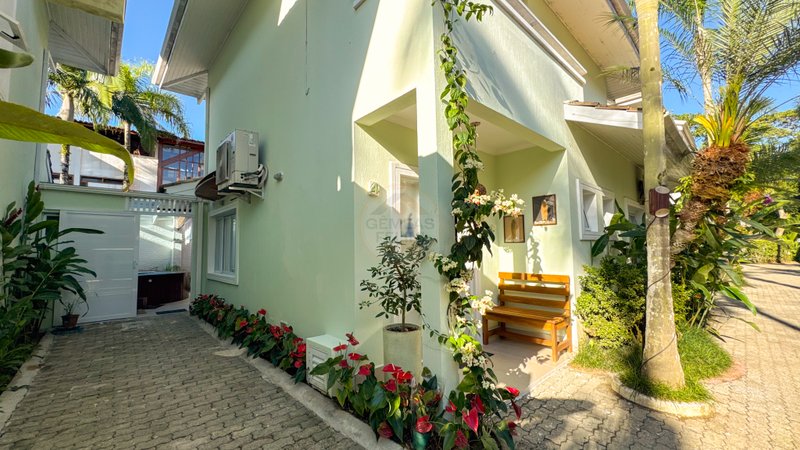 Casa em condominio, ofuro e piscina privativa e Localiza&ccedil;&atilde;o Privilegiada - DI&Aacute;RIA  São Sebastião - 