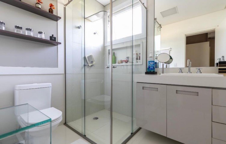 4 dormitórios sendo 1 master c/ banho Sr./Sra. 5 vagas  620m² Rua Laplace São Paulo - 