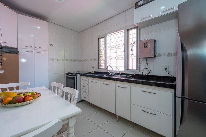 Casa 2 dorm, 3 banheiros, 5 vagas, 263m² Rua Dona Ana Pimentel São Paulo - 
