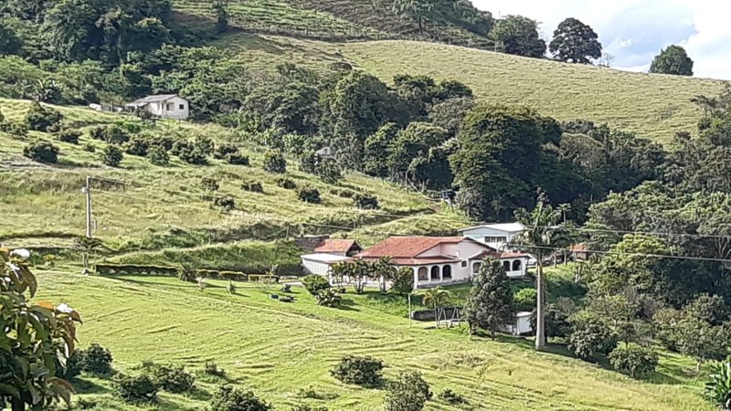 SÍTIO COM 8 ALQUEIRES DE PORTEIRA FECHADA EM TURVOLANDIA, M.G - TURVOLANDIA - 