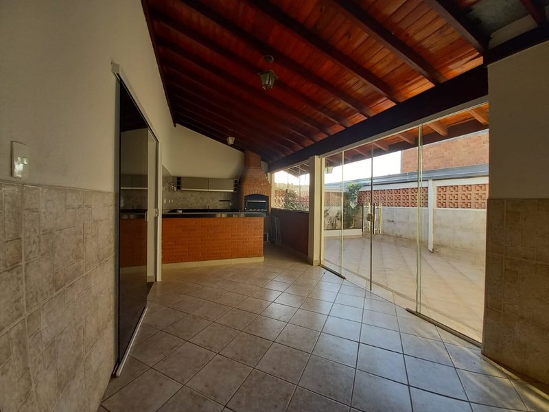 LINDA CASA NO JARDIM LUCÉLIA, SEMIMOBILIADA, COM CASA DE 3 CÔMODOS NOS FUNDOS - Sumaré - 