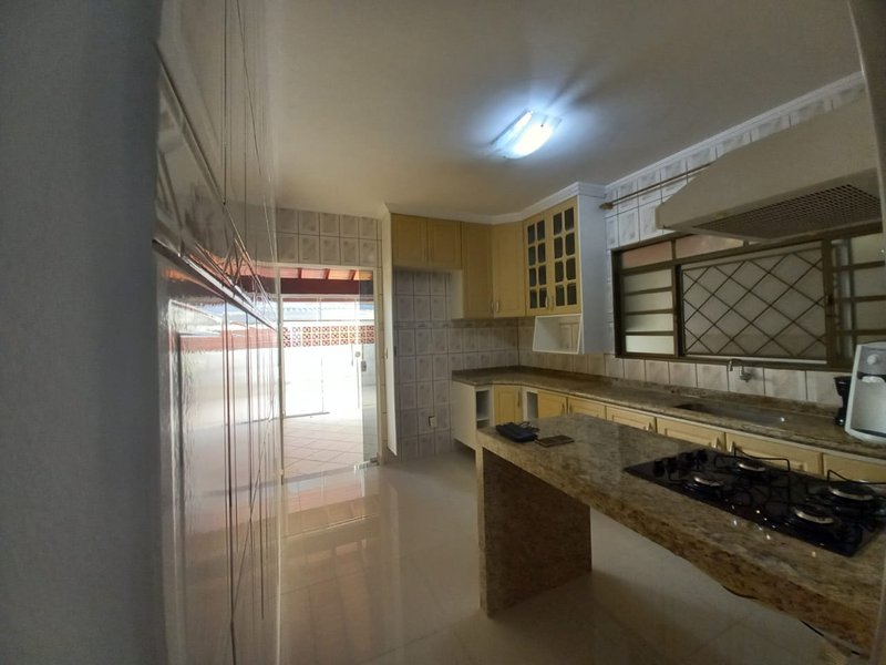 LINDA CASA NO JARDIM LUCÉLIA, SEMIMOBILIADA, COM CASA DE 3 CÔMODOS NOS FUNDOS - Sumaré - 