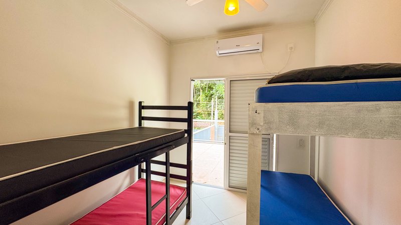 Casa Fora de Condomínio na Praia de Juquehy, 4 quartos, 350m². - LOCAÇÃO ANUAL Caminho do Caçador São Sebastião - 