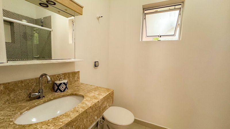 Casa Fora de Condomínio na Praia de Juquehy, 4 quartos, 350m². - LOCAÇÃO ANUAL Caminho do Caçador São Sebastião - 