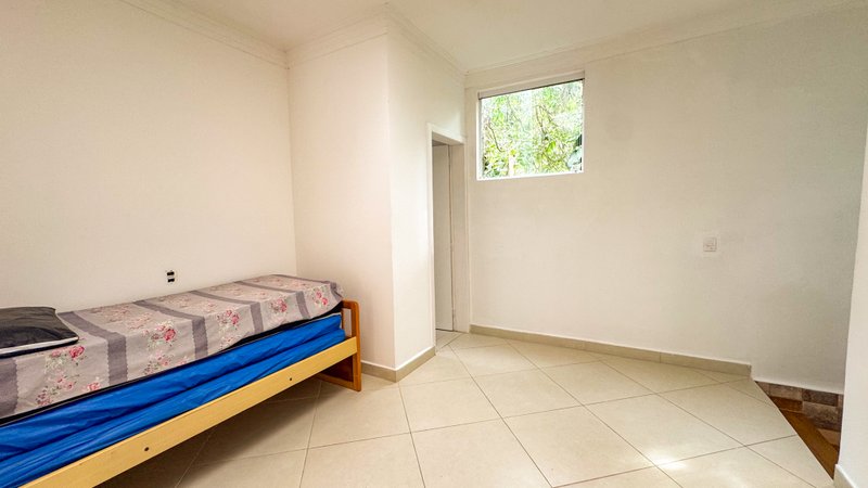 Casa Fora de Condomínio na Praia de Juquehy, 4 quartos, 350m². - LOCAÇÃO ANUAL Caminho do Caçador São Sebastião - 