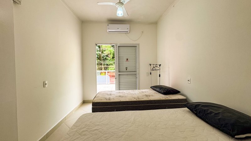 Casa Fora de Condomínio na Praia de Juquehy, 4 quartos, 350m². - LOCAÇÃO ANUAL Caminho do Caçador São Sebastião - 