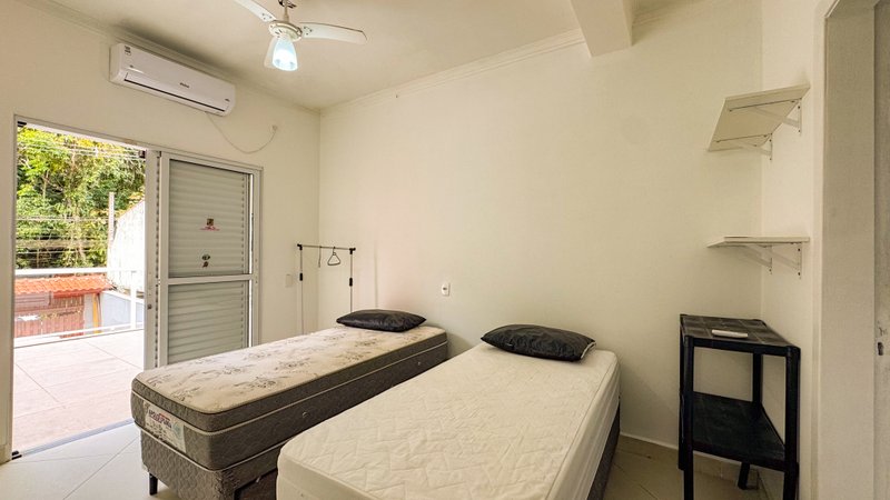 Casa Fora de Condomínio na Praia de Juquehy, 4 quartos, 350m². - LOCAÇÃO ANUAL Caminho do Caçador São Sebastião - 