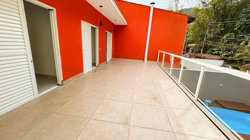 Casa Fora de Condomínio na Praia de Juquehy, 4 quartos, 350m². - LOCAÇÃO ANUAL Caminho do Caçador São Sebastião - 