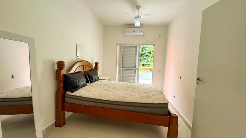 Casa Fora de Condomínio na Praia de Juquehy, 4 quartos, 350m². - LOCAÇÃO ANUAL Caminho do Caçador São Sebastião - 