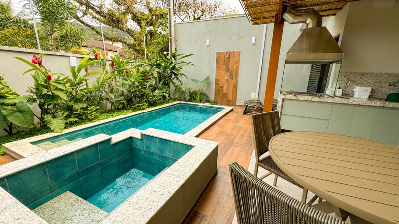 CASA EM CONDOMÍNIO À VENDA NA PRAIA DE JUQUEHY! - São Sebastião - 