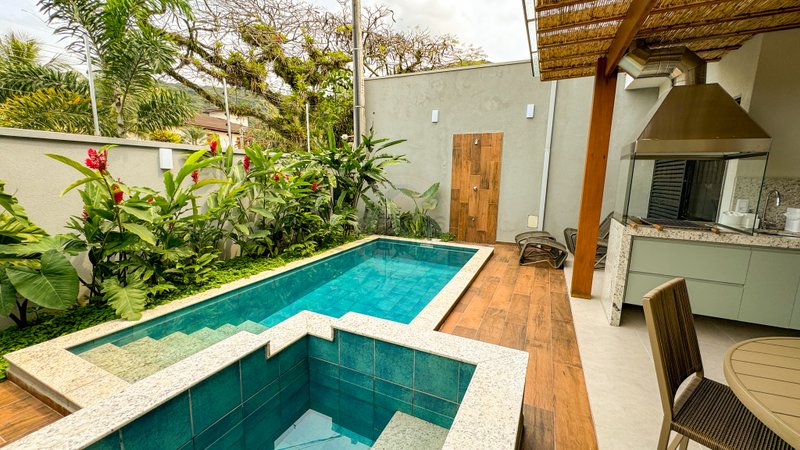 CASA EM CONDOMÍNIO À VENDA NA PRAIA DE JUQUEHY! - São Sebastião - 